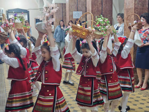 Лазарки пяха и танцуваха за здраве в Община Плевен